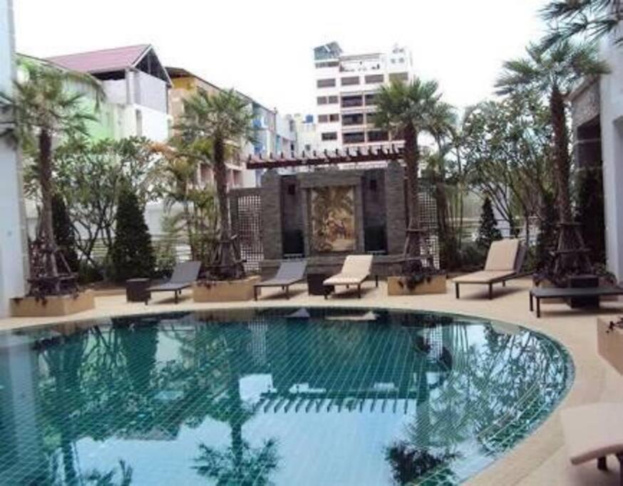Recently Renovated Pool View In Modern Complex Apartemen *