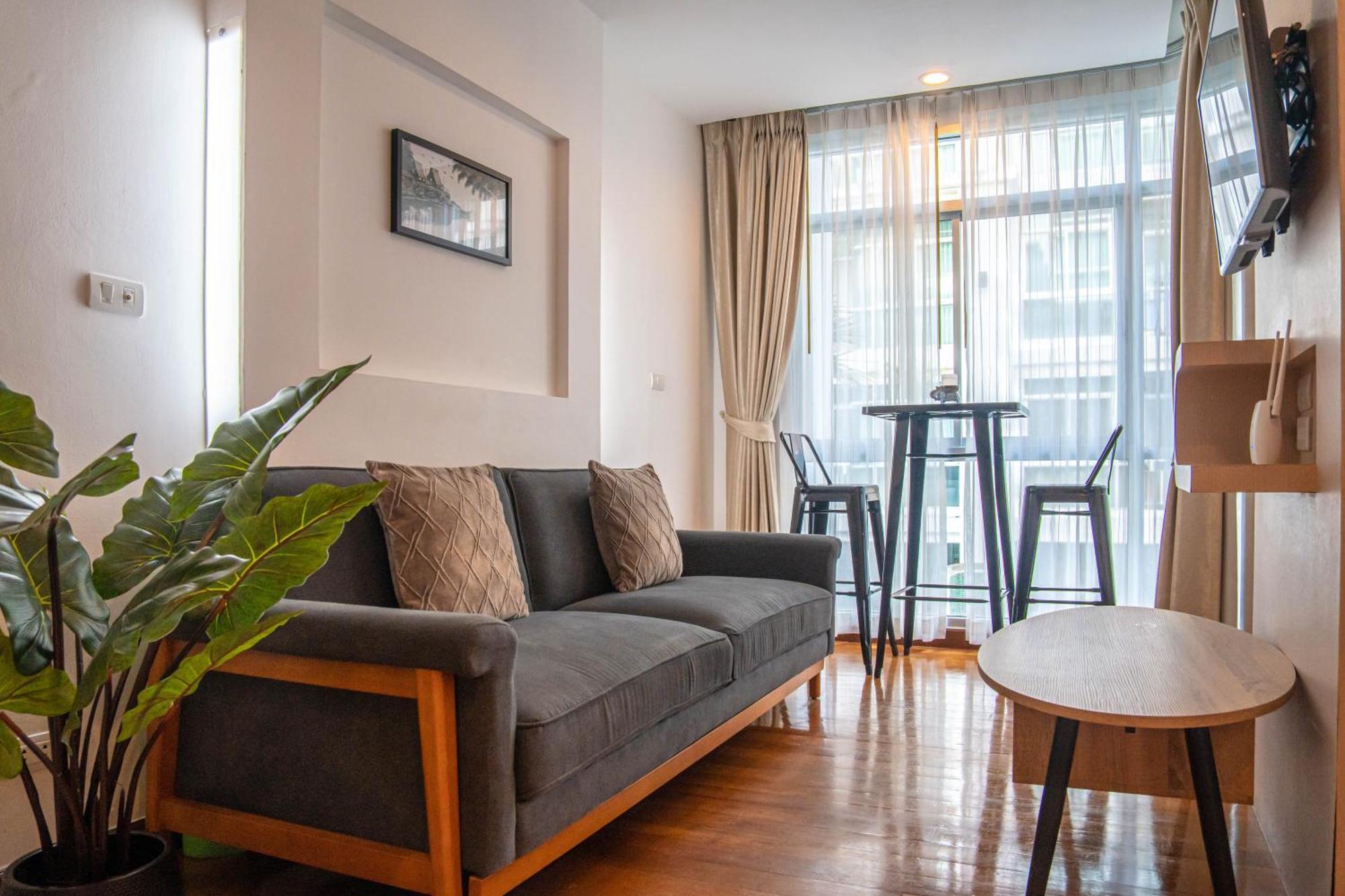 Recently Renovated Pool View In Modern Complex Apartemen