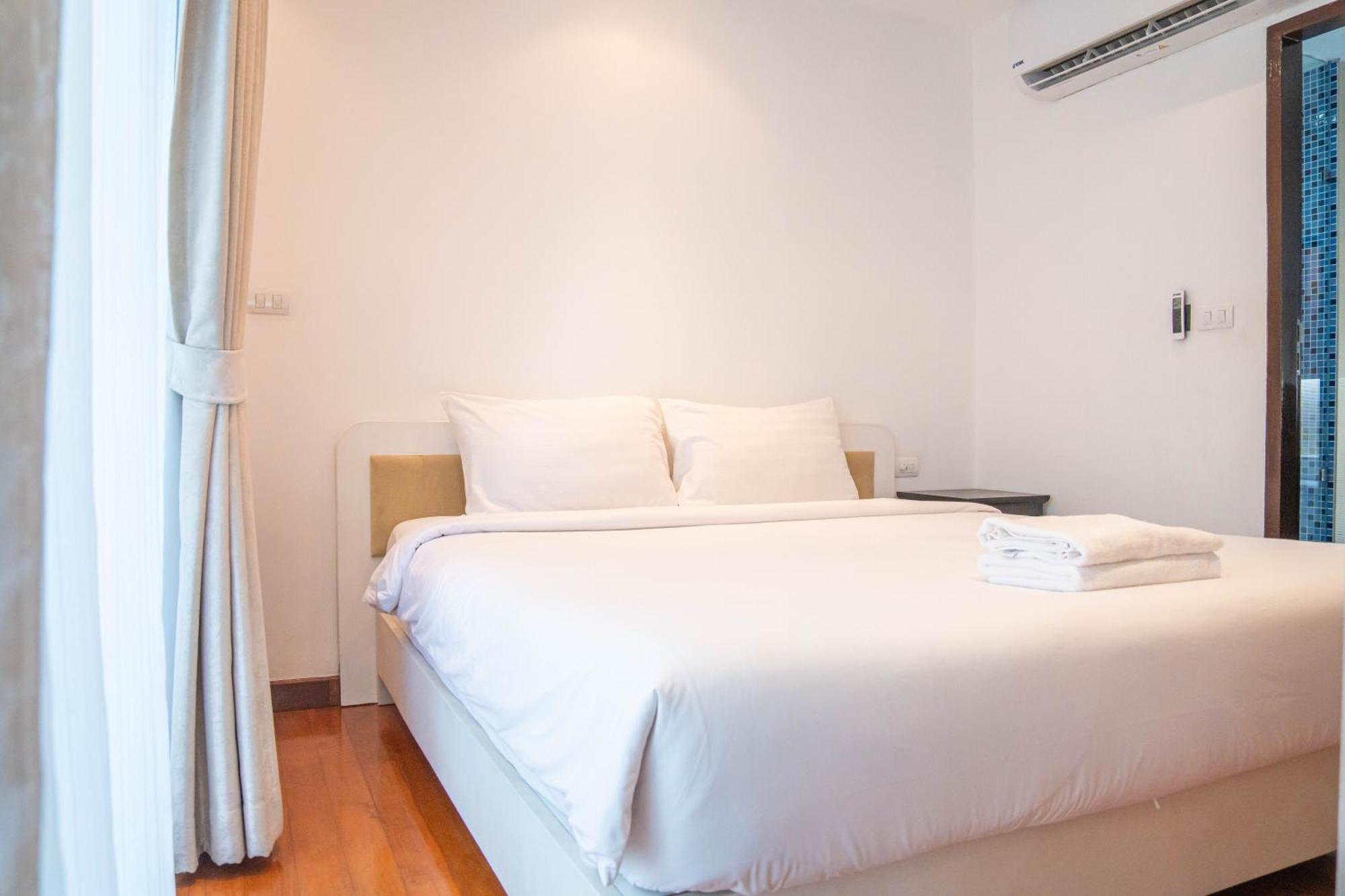 Recently Renovated Pool View In Modern Complex Apartemen
