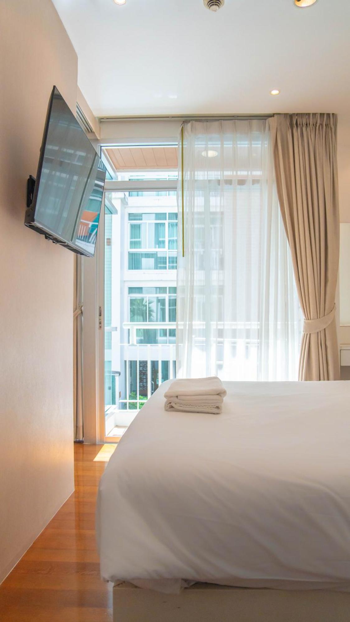 Recently Renovated Pool View In Modern Complex Apartemen Patong